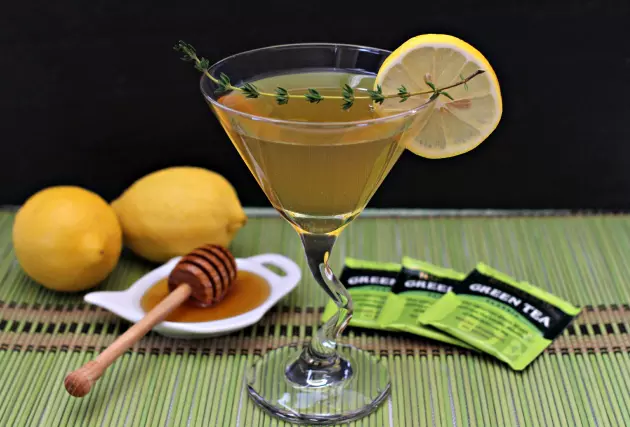 green tea martini gass with lemon weges on top